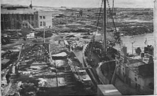 1955 идет строительство мелководной набережной, цеха №14 и монтаж первого подъемного крана